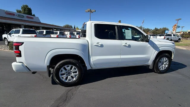 Used 2022 Glacier White Nissan SV image 3