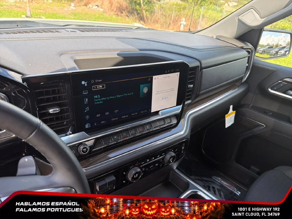 Used 2023 SUMMIT WHITE Chevrolet RST image 21