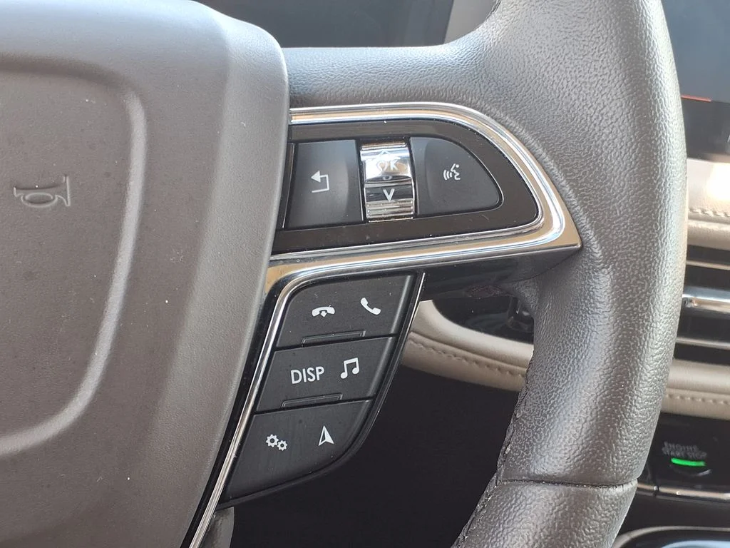 Used 2022 White Lincoln Standard image 28