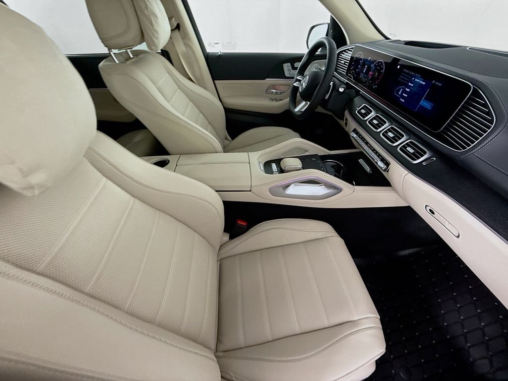 New 2026 MANUFAKTUR Moonlight White Metallic Mercedes-Benz GLS 580 image 31
