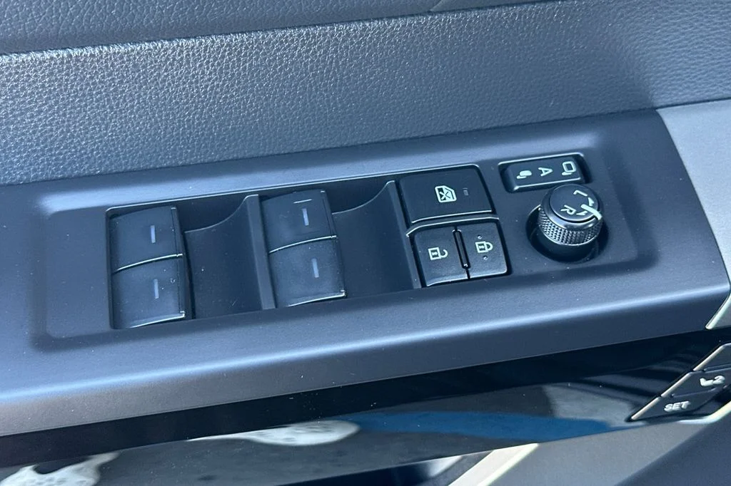 2025 Toyota Tundra Limited - Photo 12