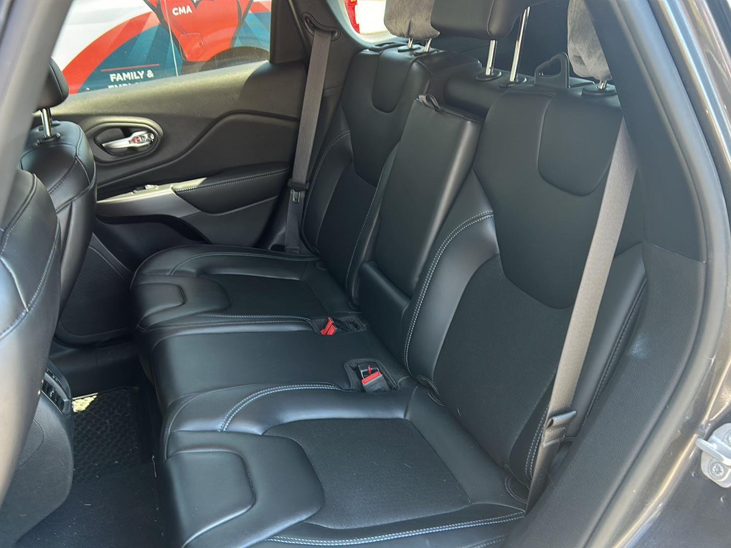 Used 2019 Granite Crystal Metallic Clearcoat Jeep Latitude Plus image 5