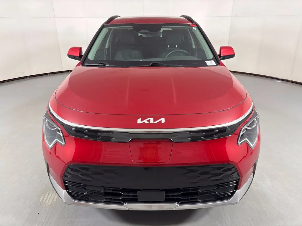 Used 2023 Red Kia Wind image 3