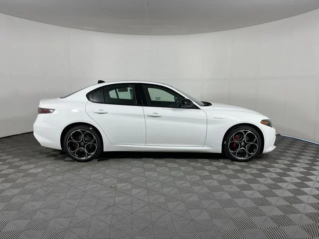 New 2026 Milano White Exterior Paint Alfa Romeo Base image 4