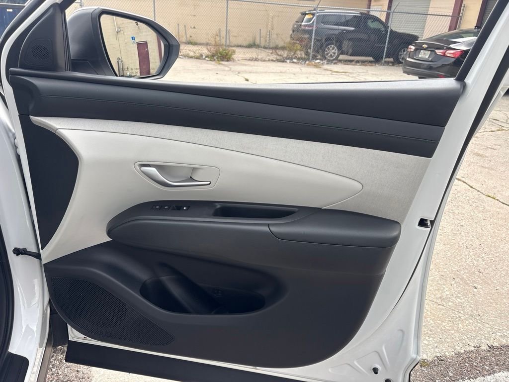 Used 2025 White Hyundai SEL Convenience image 18