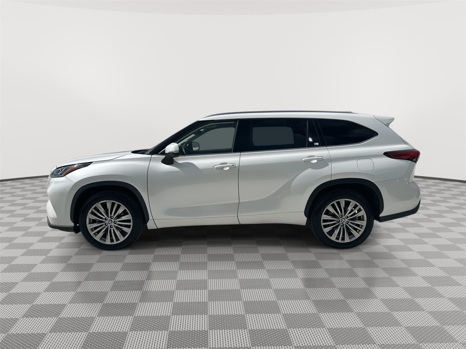 Used 2023 Wind Chill Pearl Toyota Platinum image 13