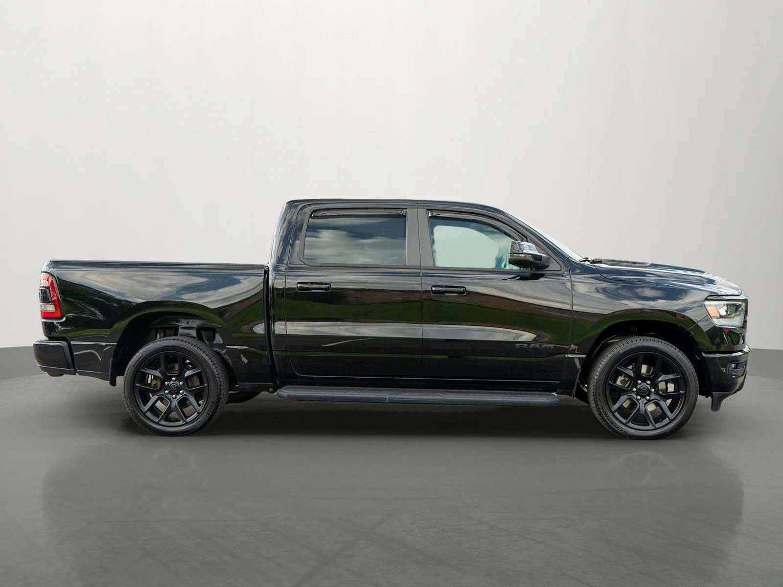 Used 2023 Diamond Black Crystal Pearlcoat Ram Laramie image 8