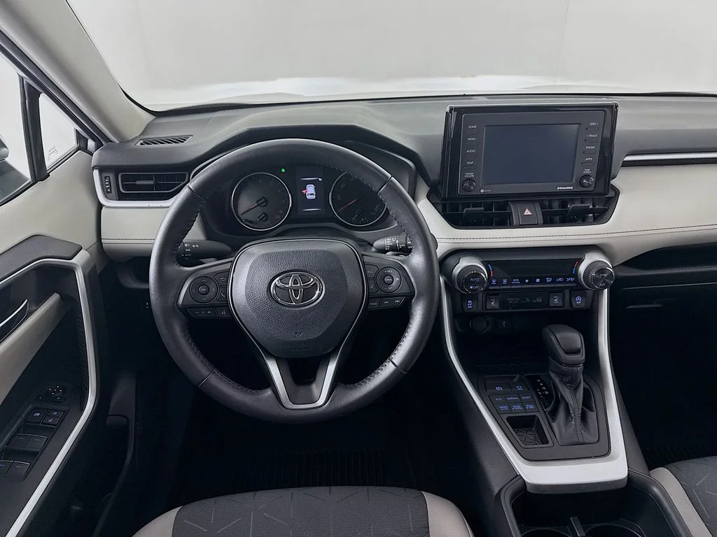 Used 2022 Silver Toyota XLE image 23