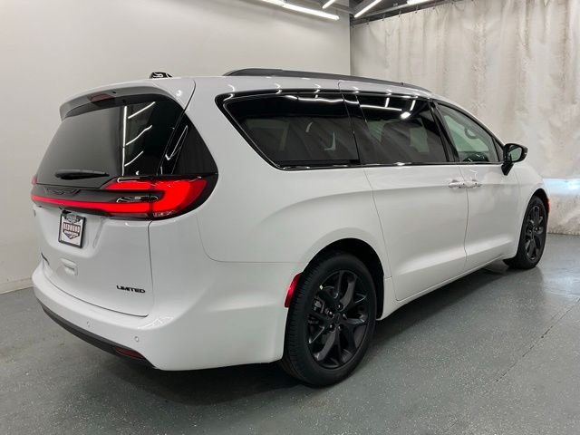 New 2027 Bright White Clear-Coat Exterior Paint Chrysler Limited image 7