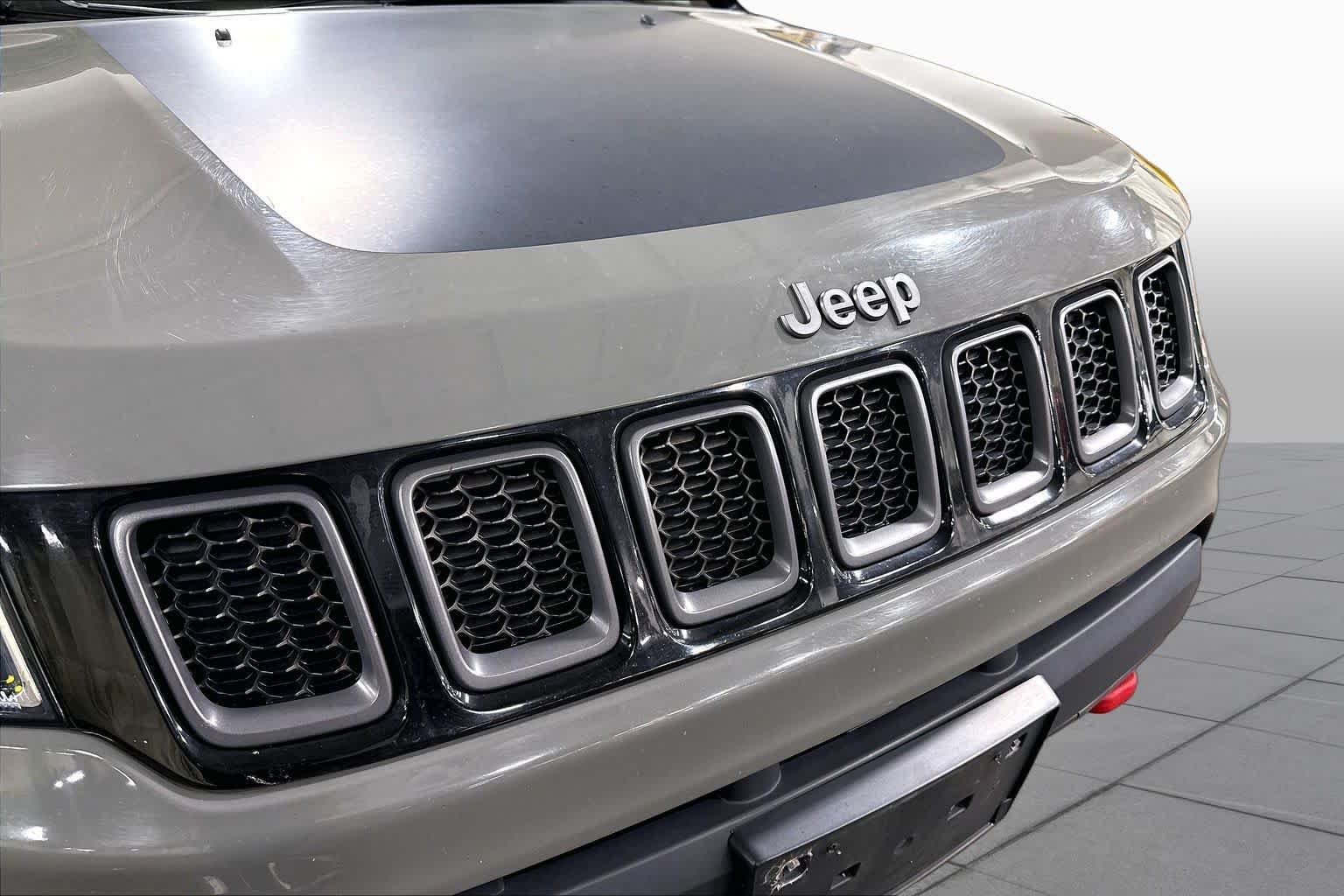 Used 2020 Sting-Gray Clearcoat Jeep Trailhawk image 29