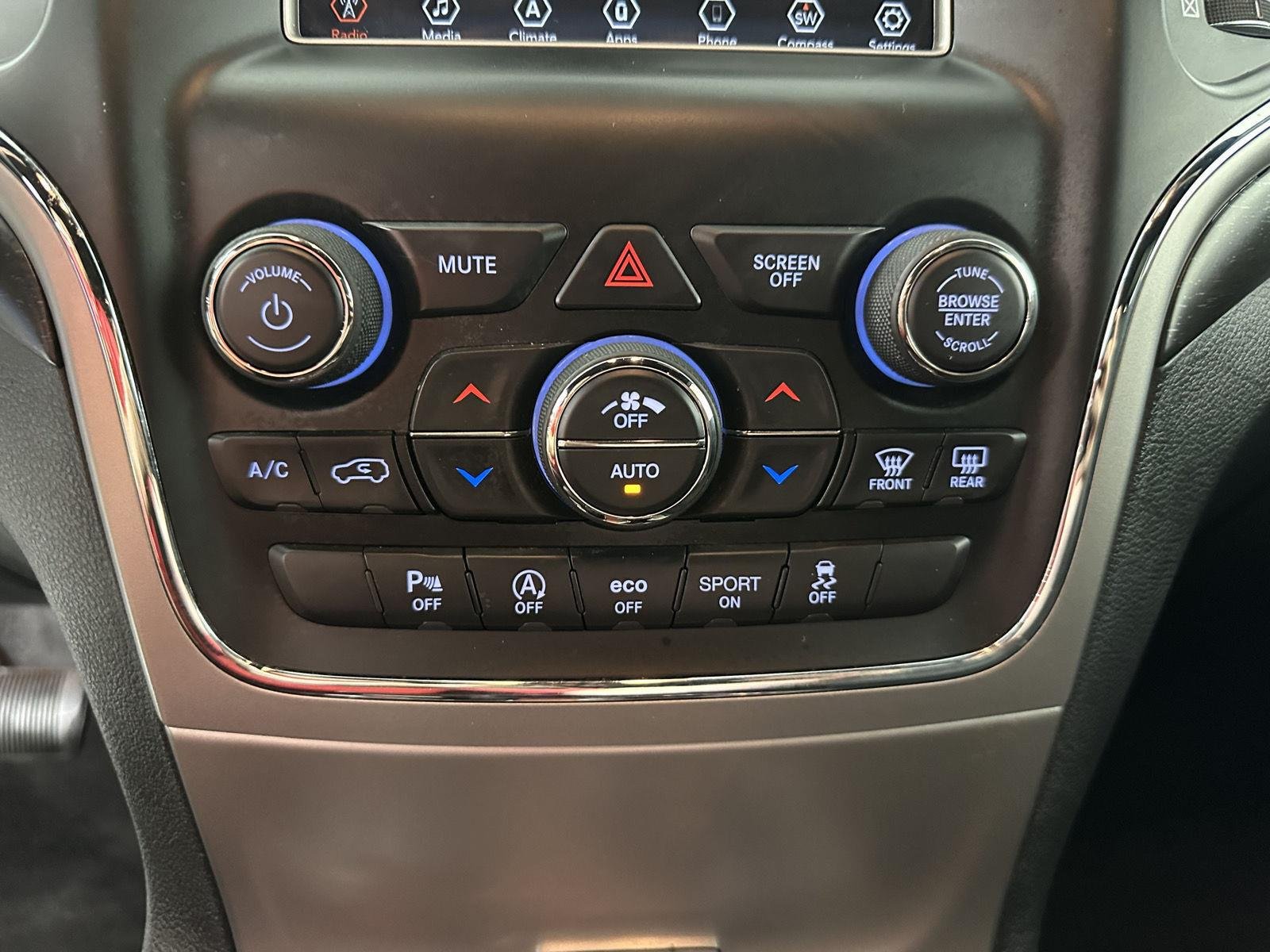 Used 2018 Granite Crystal Metallic Clearcoat Jeep Laredo E image 29