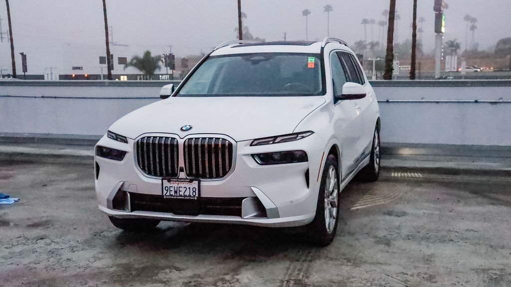 Used 2023 White Metallic BMW xDrive40i image 4