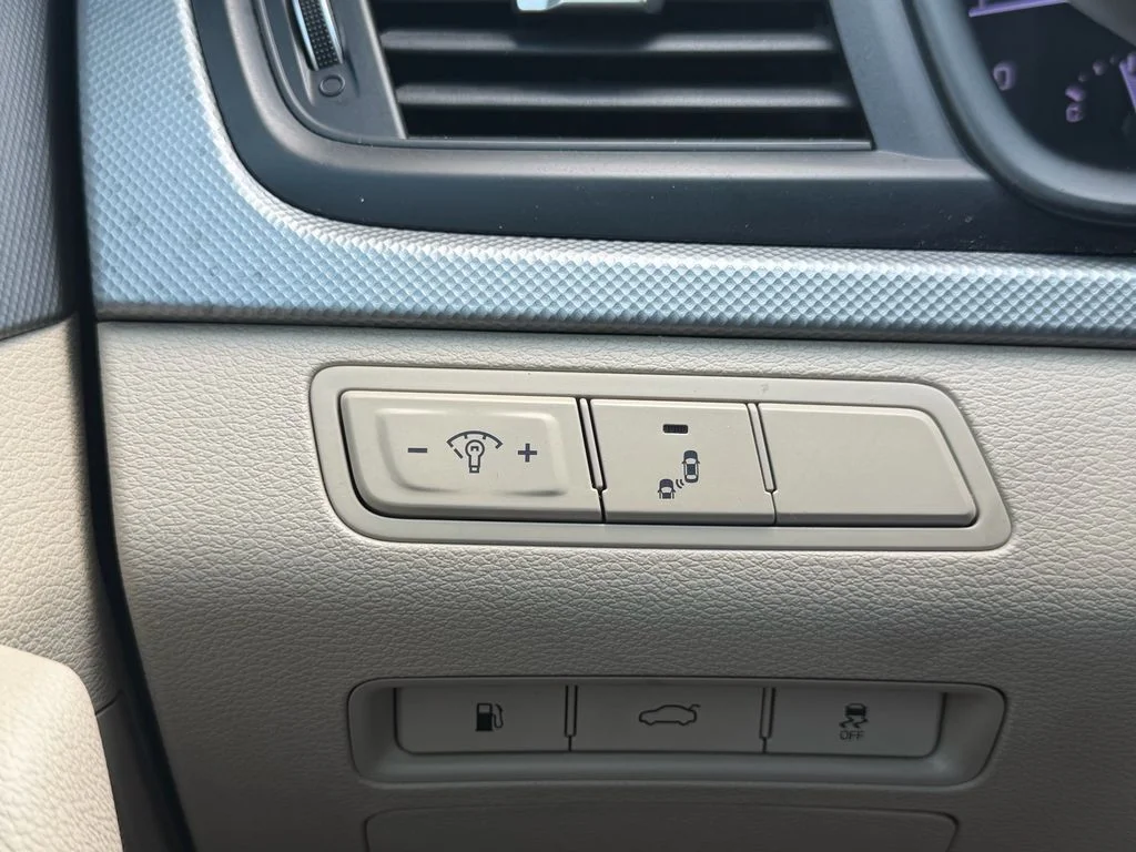 Used 2018 Quartz White Pearl Hyundai SE image 20