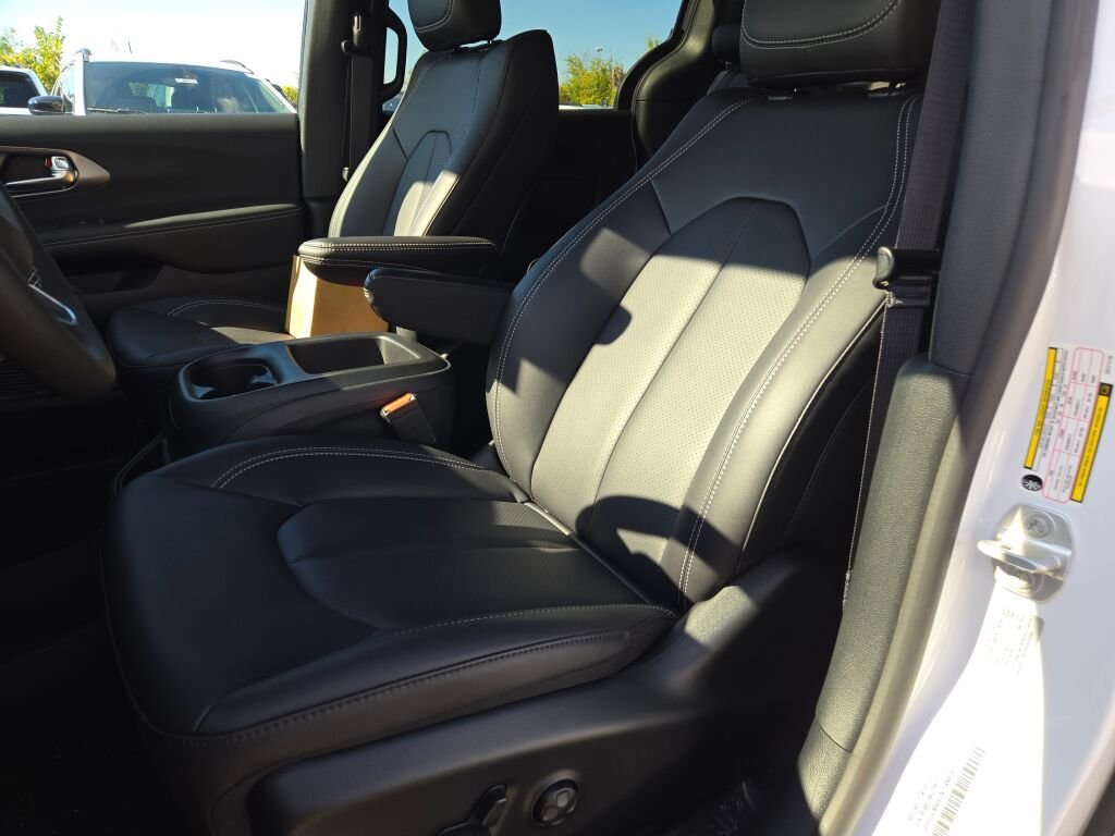 2026 Chrysler Pacifica Select - Photo 20