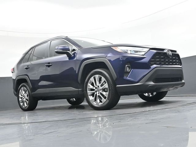 Used 2024  Toyota XLE Premium image 31
