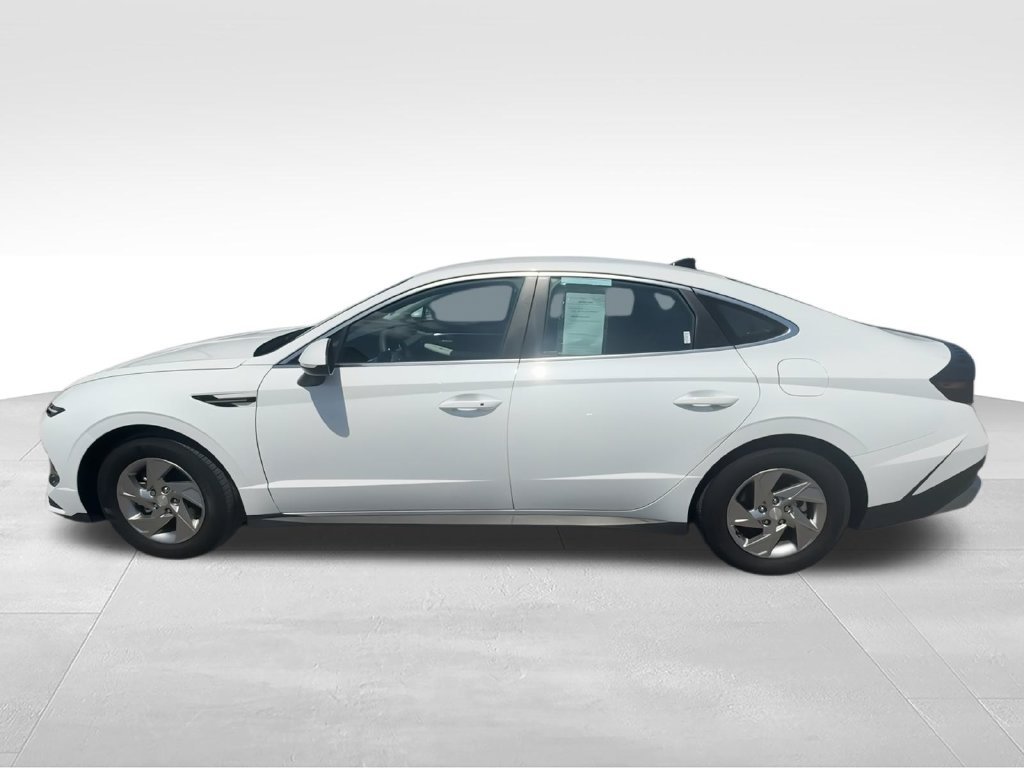 Used 2025 White Hyundai SE image 5