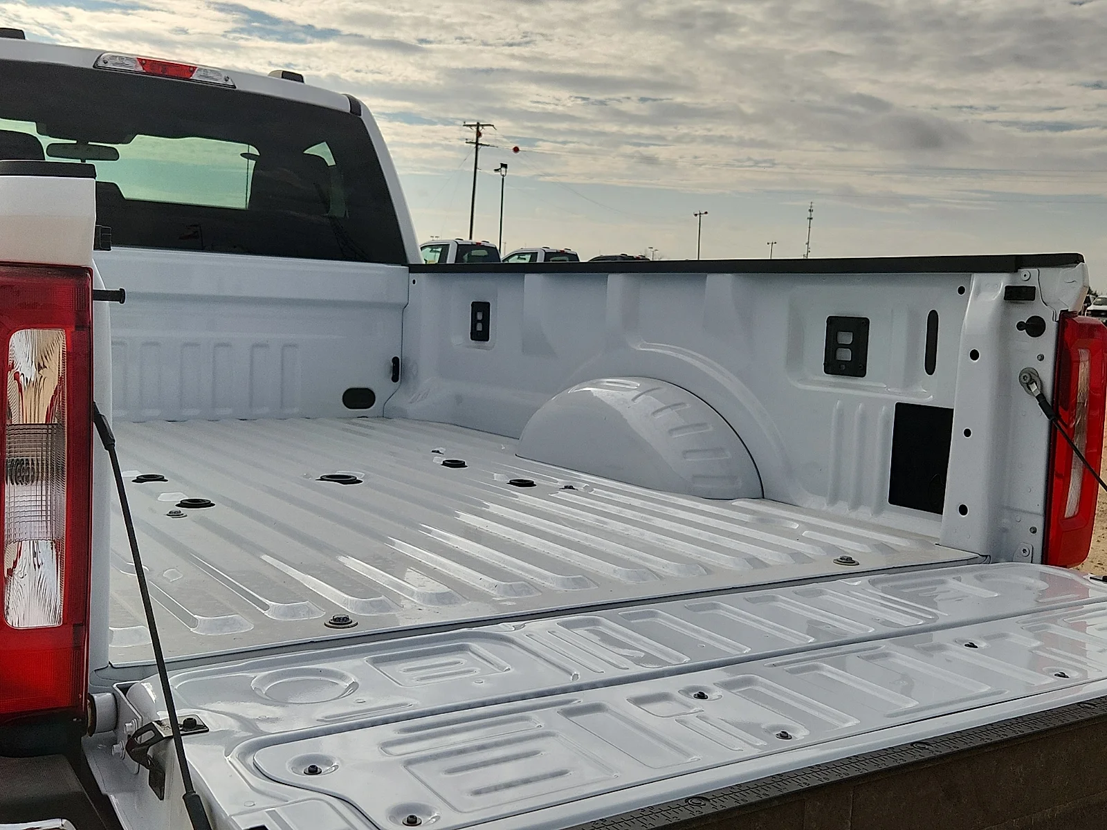 New 2027 Oxford White Ford XLT image 12