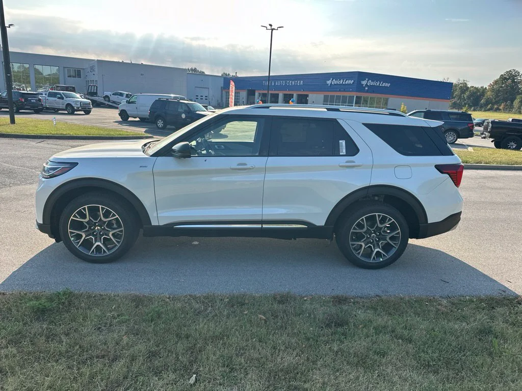 New 2027 Star White Metallic Tri-Coat Ford Platinum™ image 9