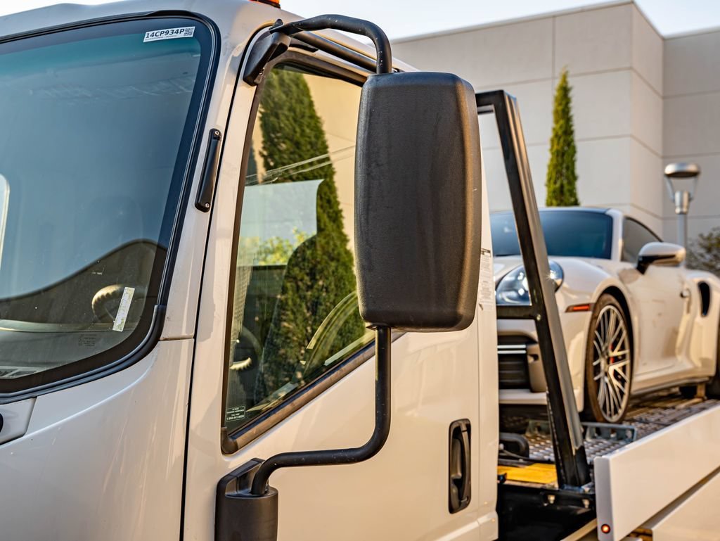 Used 2022 White Isuzu  image 16