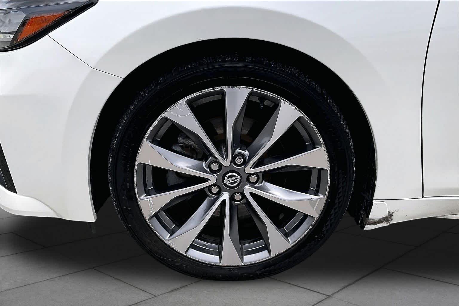 Used 2022 Pearl White Tricoat Nissan Platinum image 11