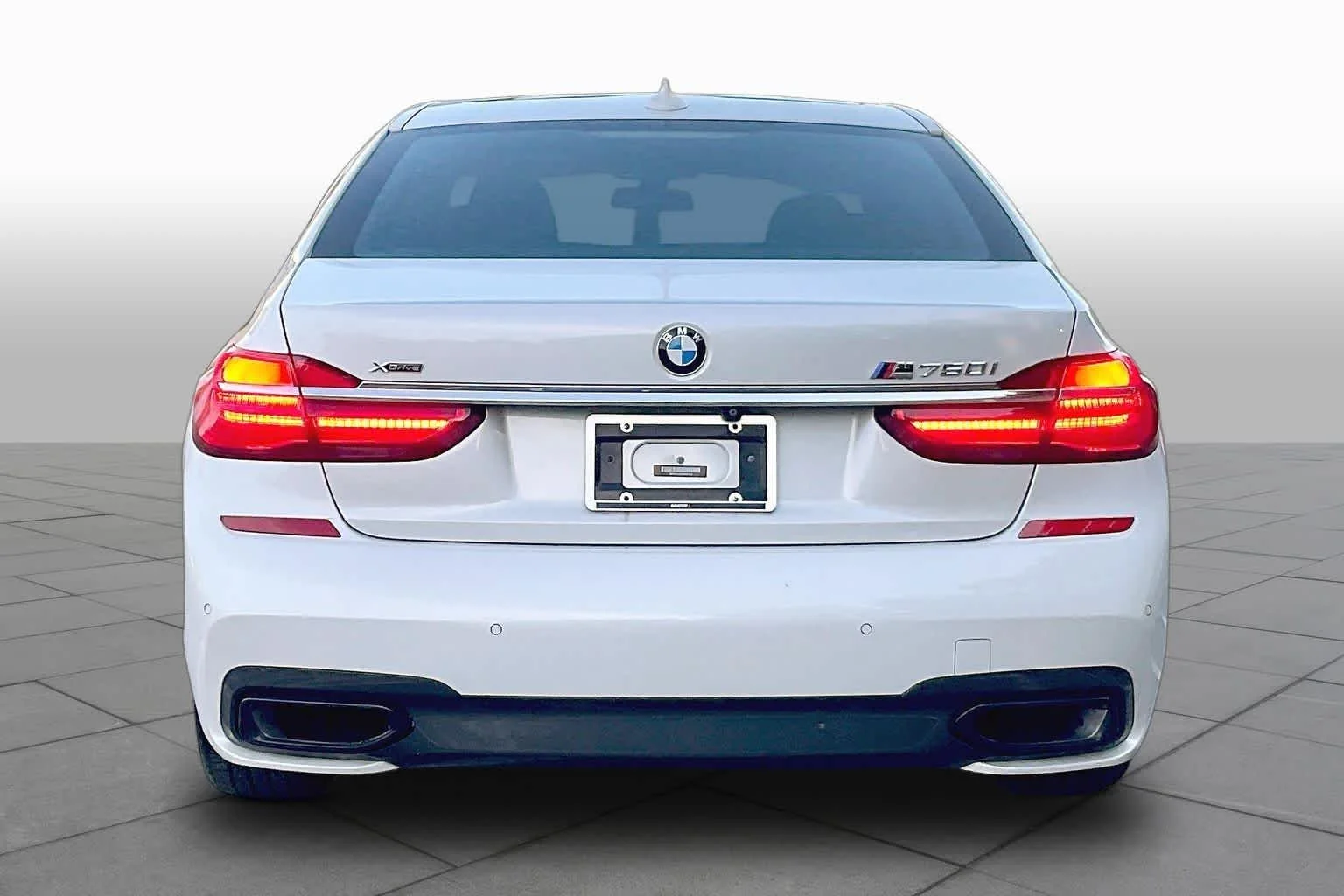 Used 2019 Mineral White Metallic BMW 750i xDrive image 4