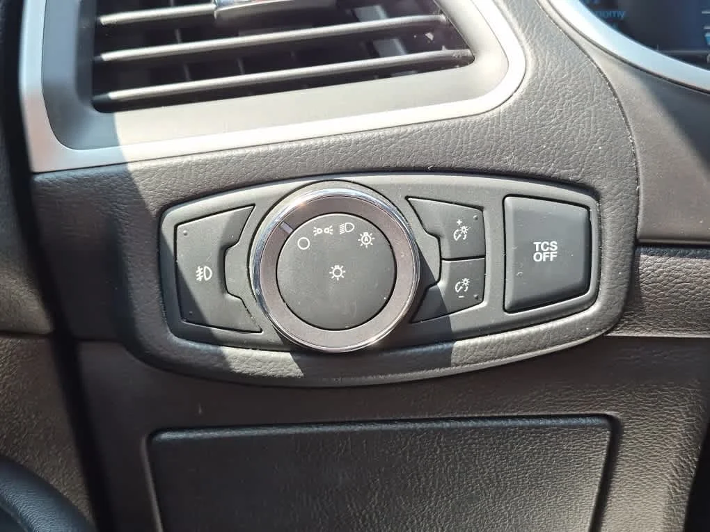 Used 2019 White Platinum Metallic Tri-Coat Ford SEL image 19