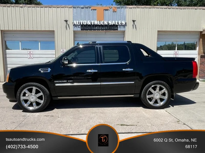 Used 2013 Black Cadillac Premium Sport Utility Pickup 4D 5 1/4 ft image 1