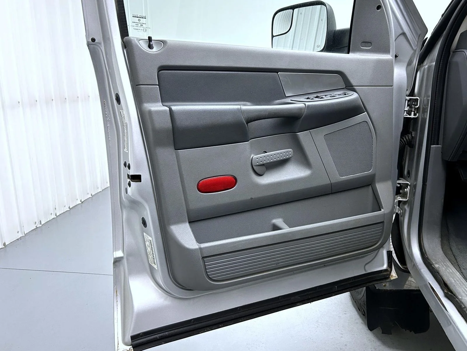 Used 2007 Silver Dodge SLT image 9