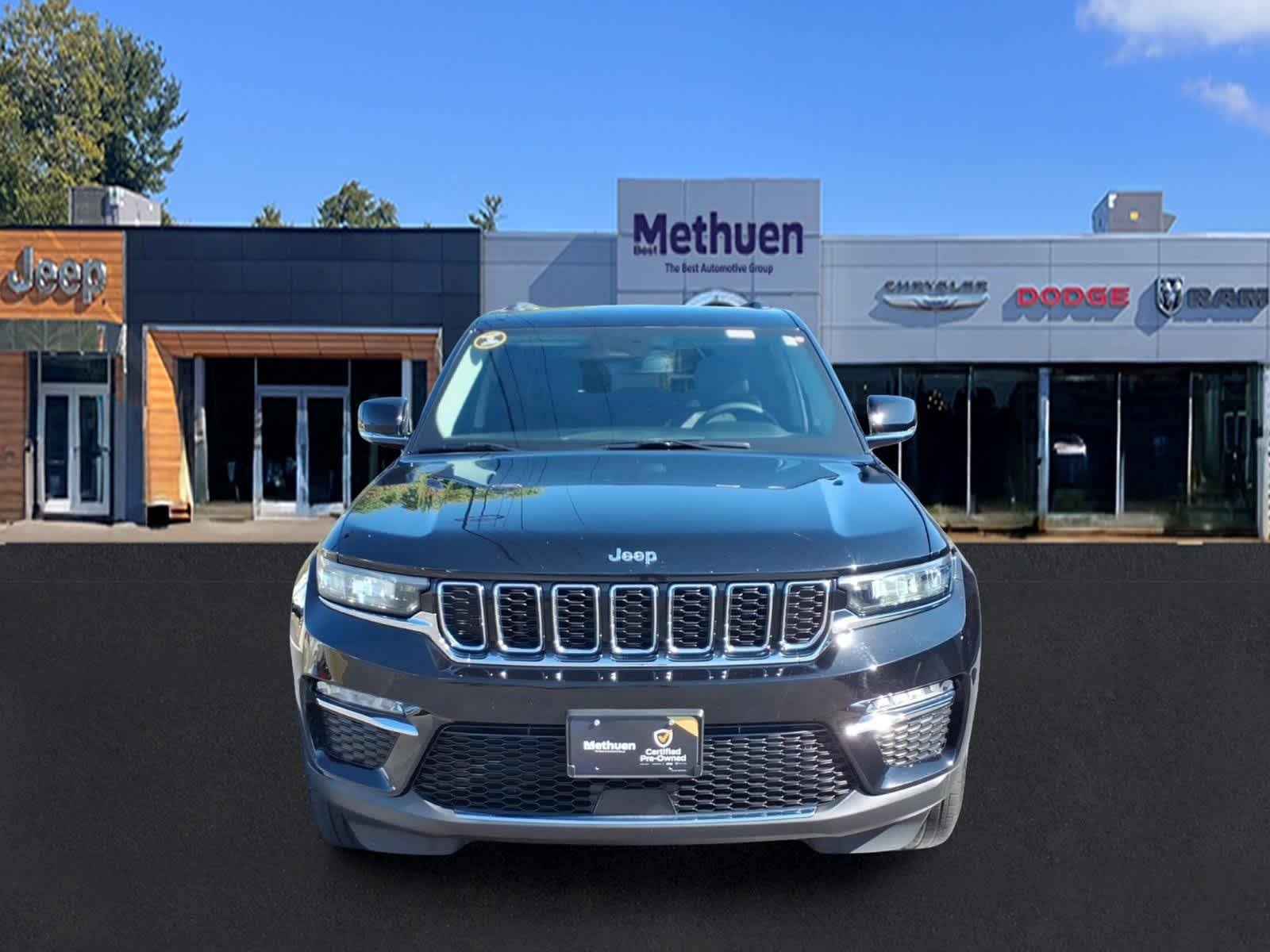 Used 2023 Diamond Black Crystal Pearlcoat Jeep Limited image 8
