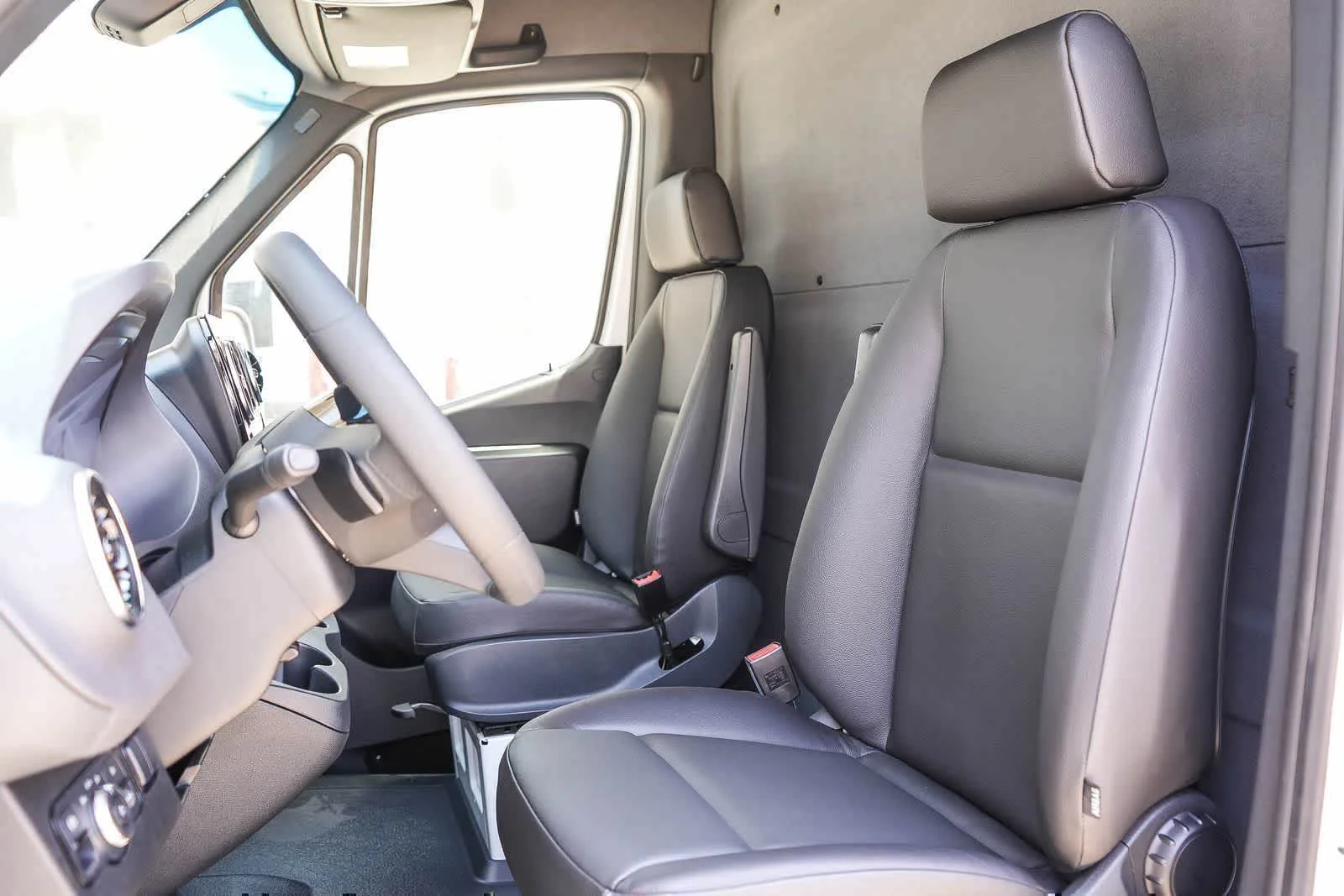 New 2025 Arctic+White Mercedes-Benz Cargo 170WB High Roof 113kw Battery RWD SO Motor image 20