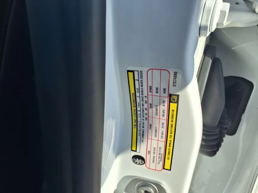 Used 2025 White Jeep Latitude image 31