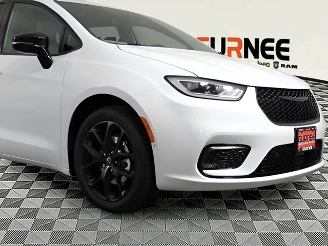 New 2026 Bright White Clear-Coat Exterior Paint Chrysler Select image 25