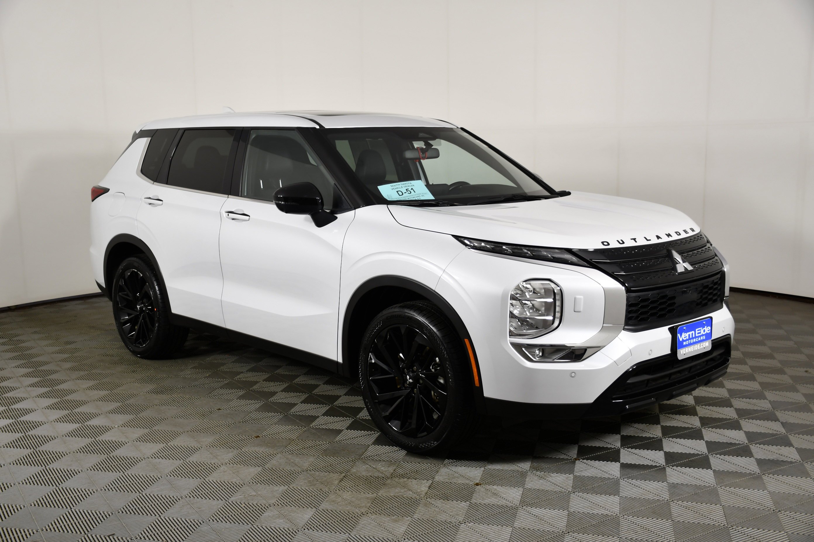 Certified Used 2024 White Diamond Mitsubishi SE Black Edition w/Pano Roof image 4