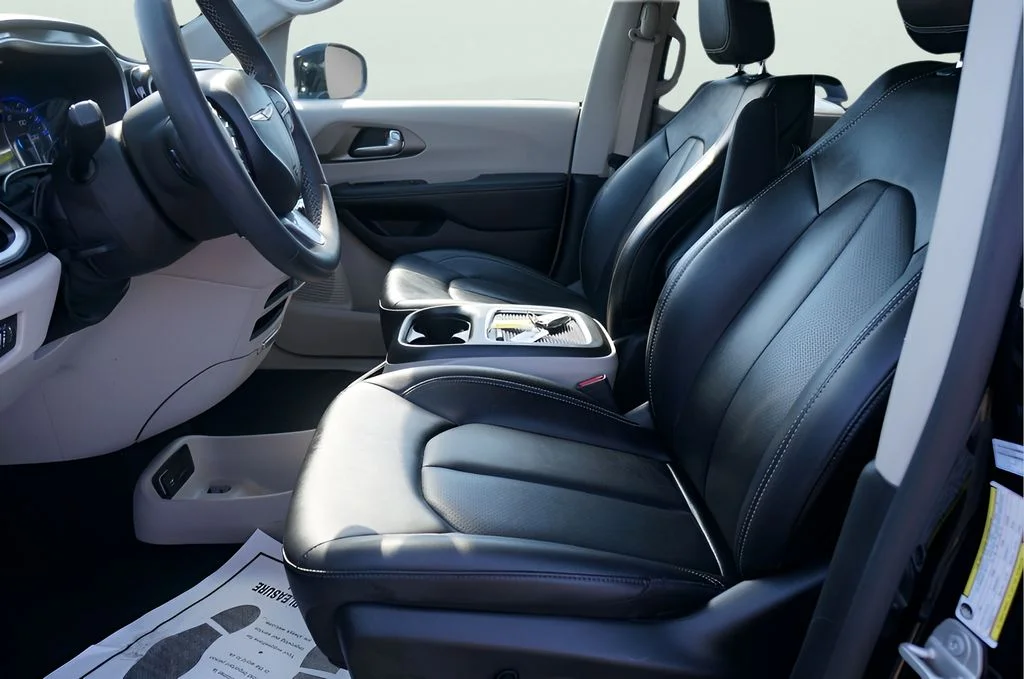 Used 2024 Diamond Black Chrysler Touring L image 17