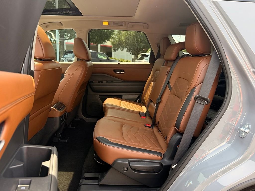 Used 2024 Gray Nissan Platinum image 17