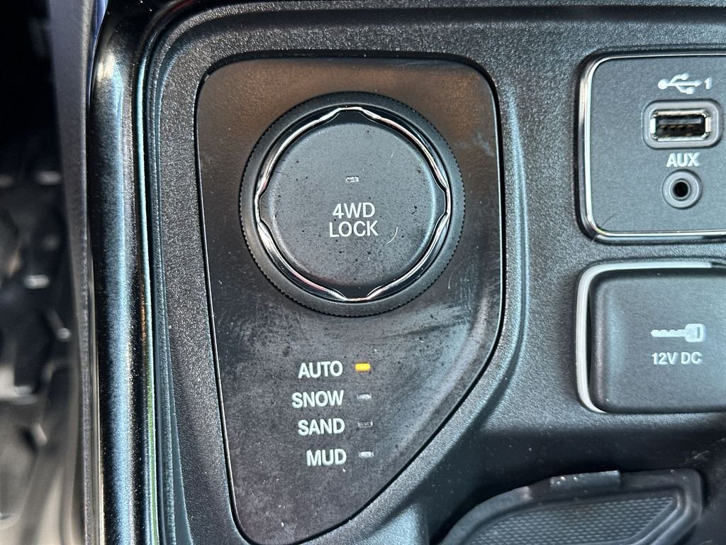 Used 2021  Jeep Altitude image 30