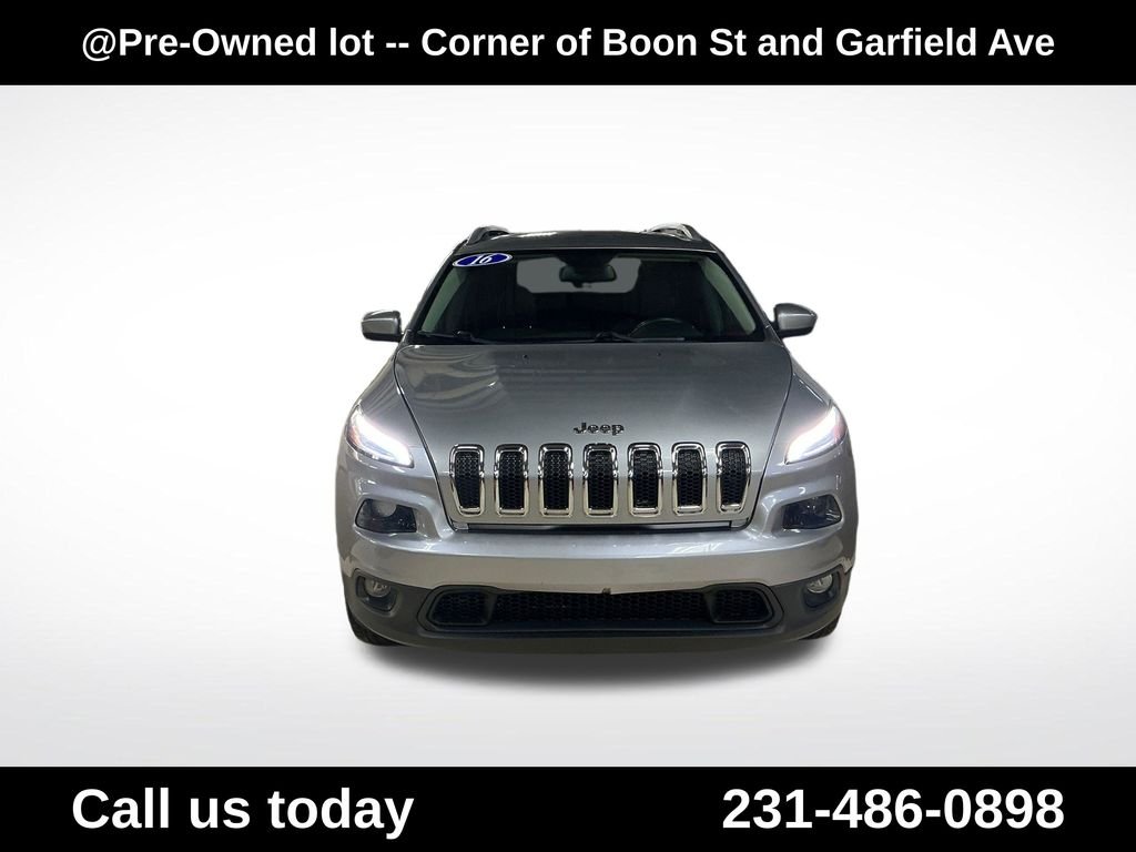 Used 2016 Silver Jeep Latitude image 8
