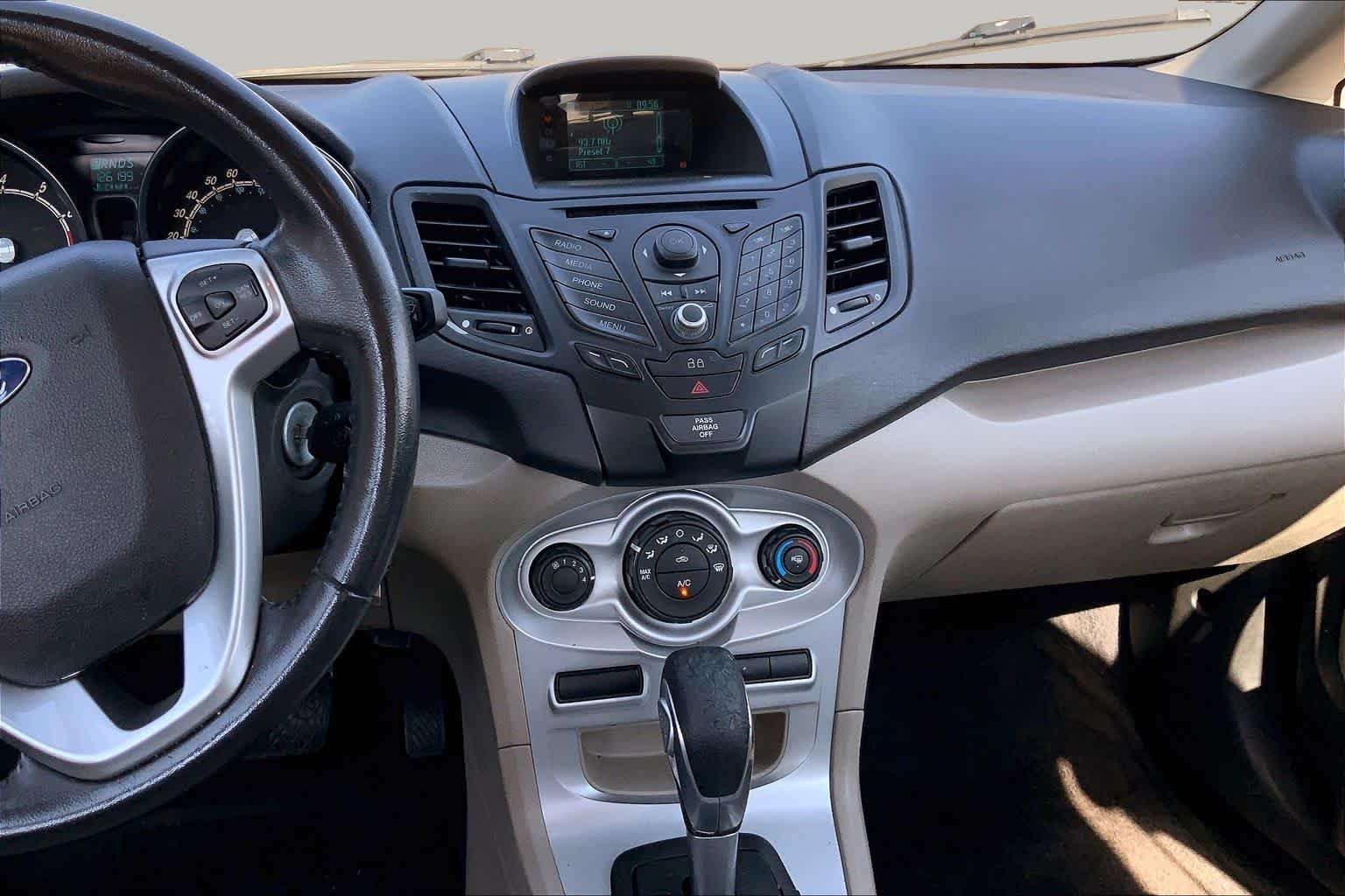 Used 2014 Ingot Silver Metallic Ford SE image 6
