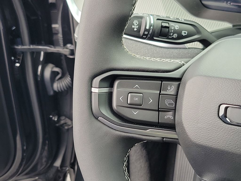 New 2026 Diamond Black Crystal Pearlcoat Jeep Laredo image 16