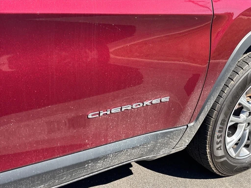 Used 2019 Red Jeep Latitude Plus image 7