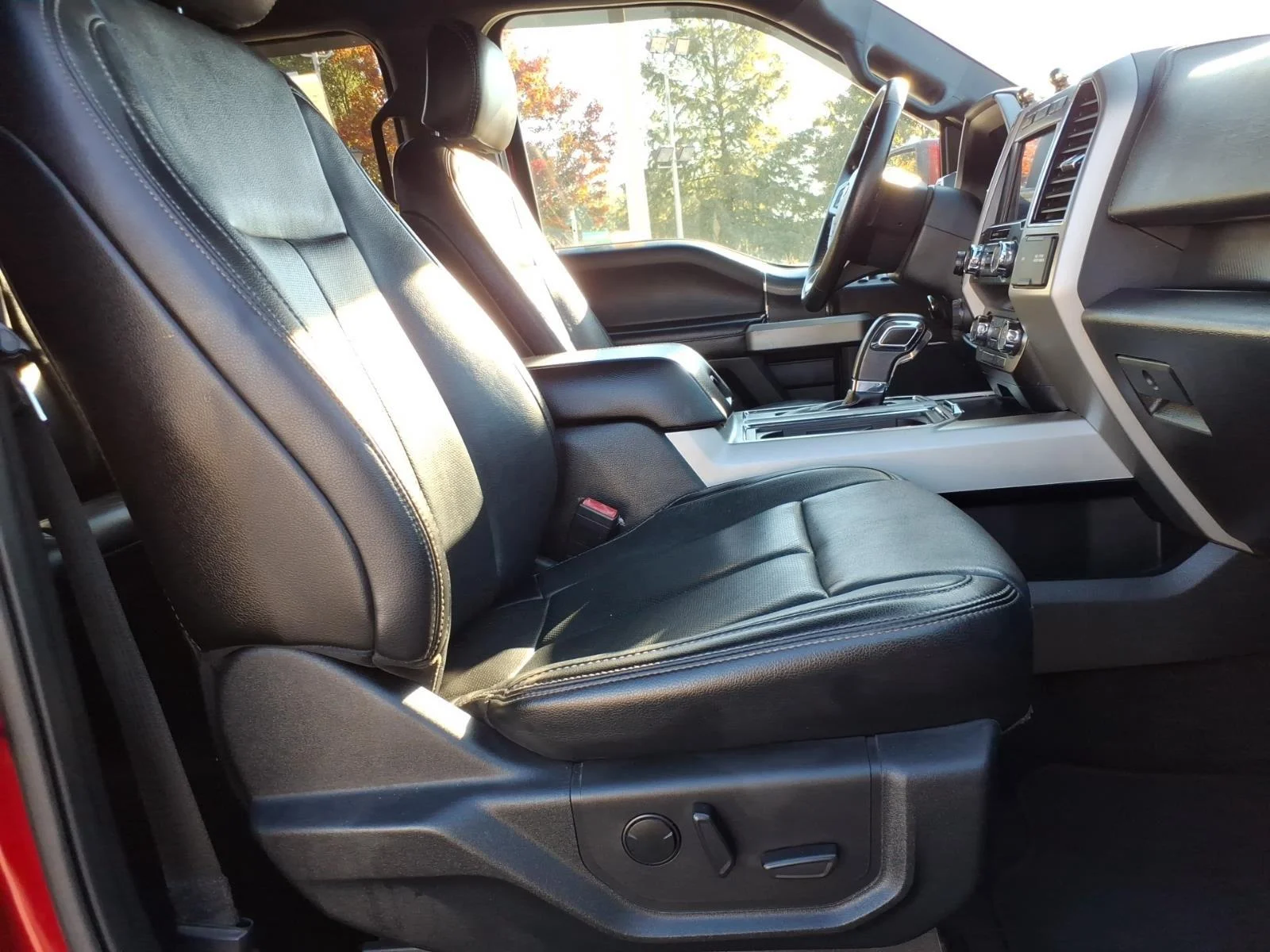 Used 2020 RED Ford LARIAT image 19