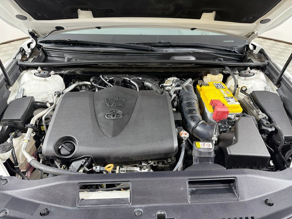 Used 2018 Beige Toyota XLE image 31