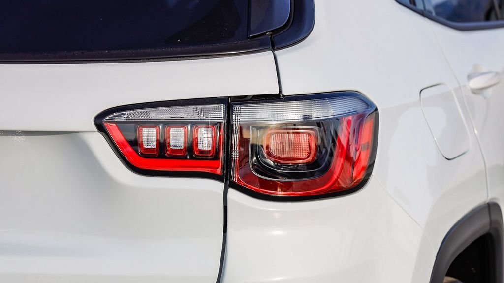 New 2026 Bright White Clearcoat Jeep Latitude image 10