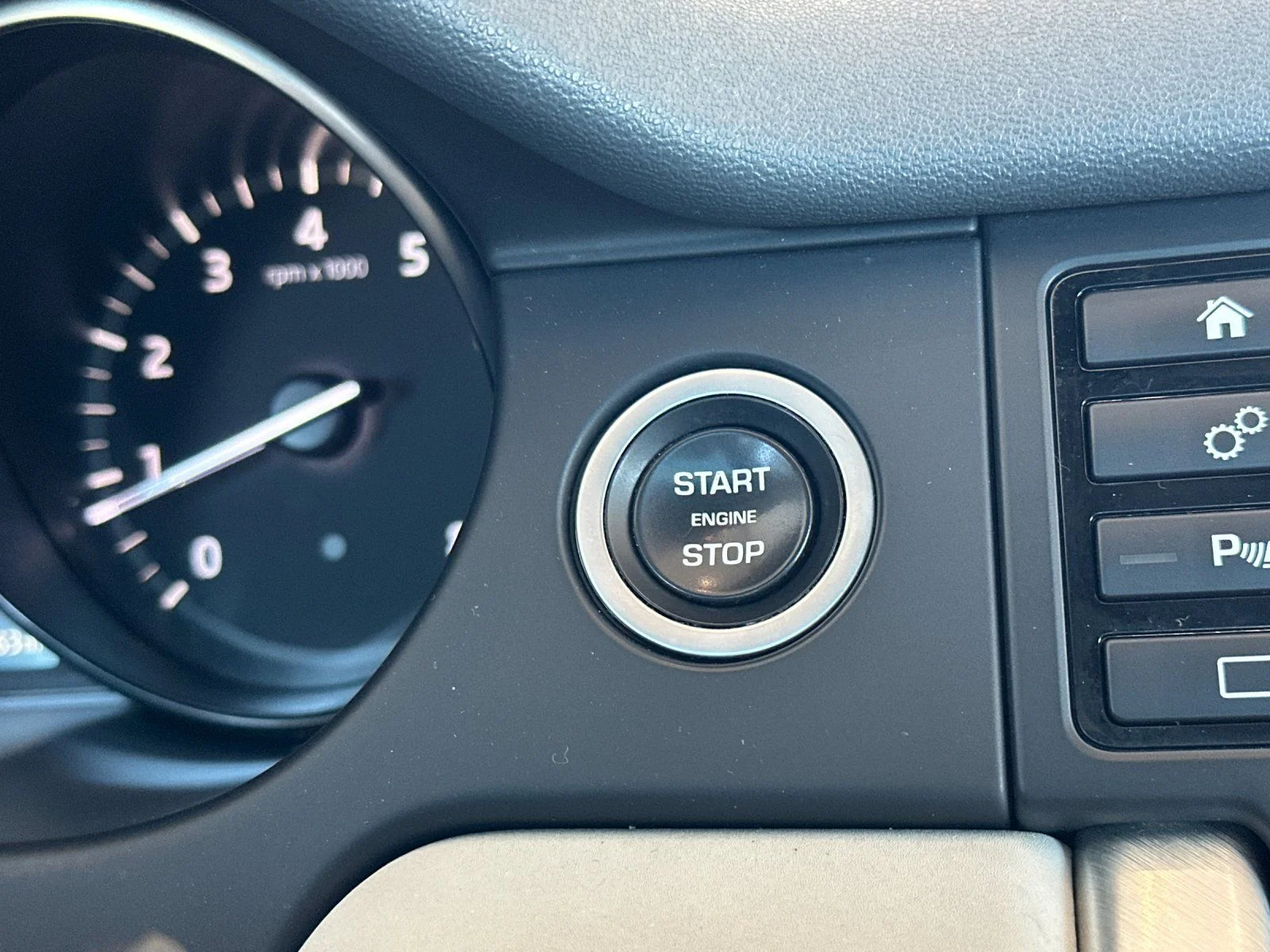 Used 2018  Land Rover HSE image 25