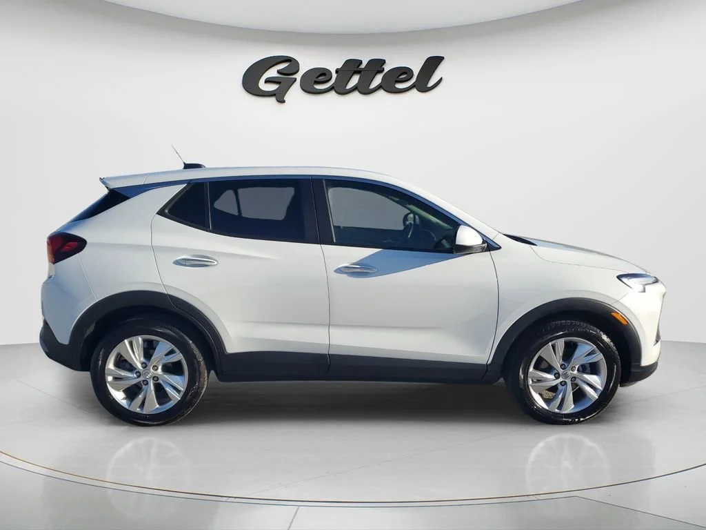 Used 2025 Summit White Buick Preferred image 4