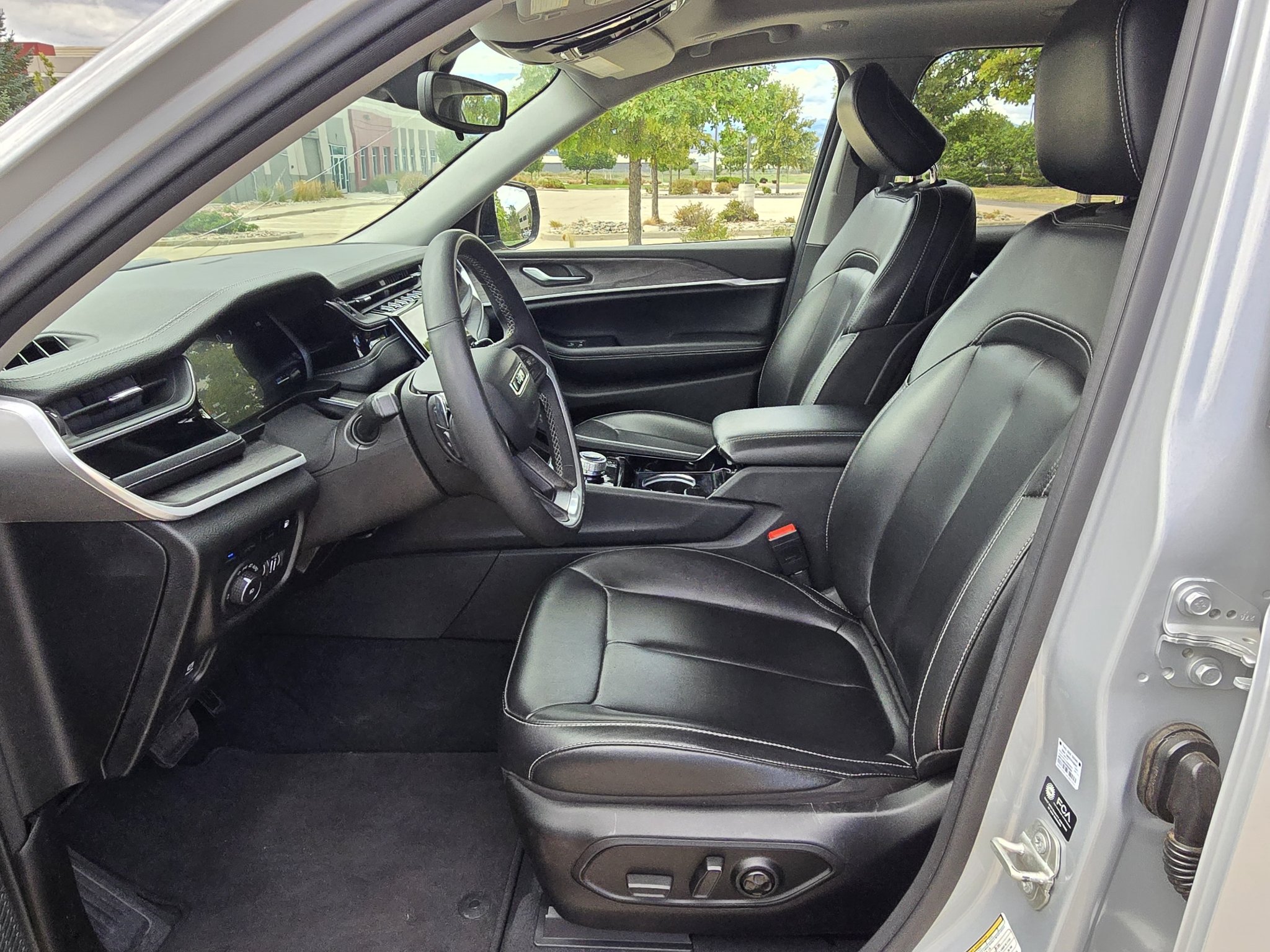 Used 2023 Silver Zynith Jeep 4xe image 11