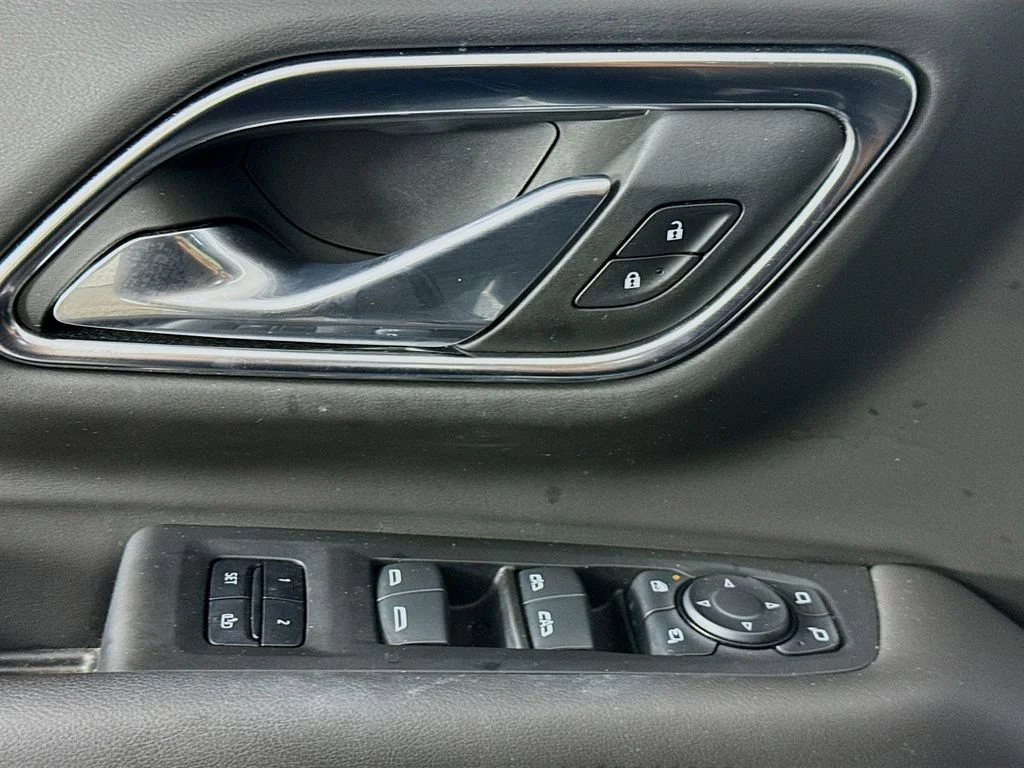 Used 2024 White GMC SLT image 21