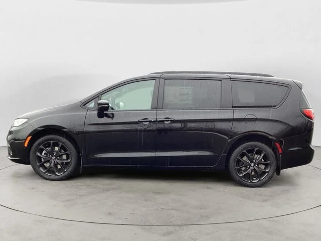 New 2026 Diamond Black Crystal Pearlcoat Chrysler LIMITED AWD image 2