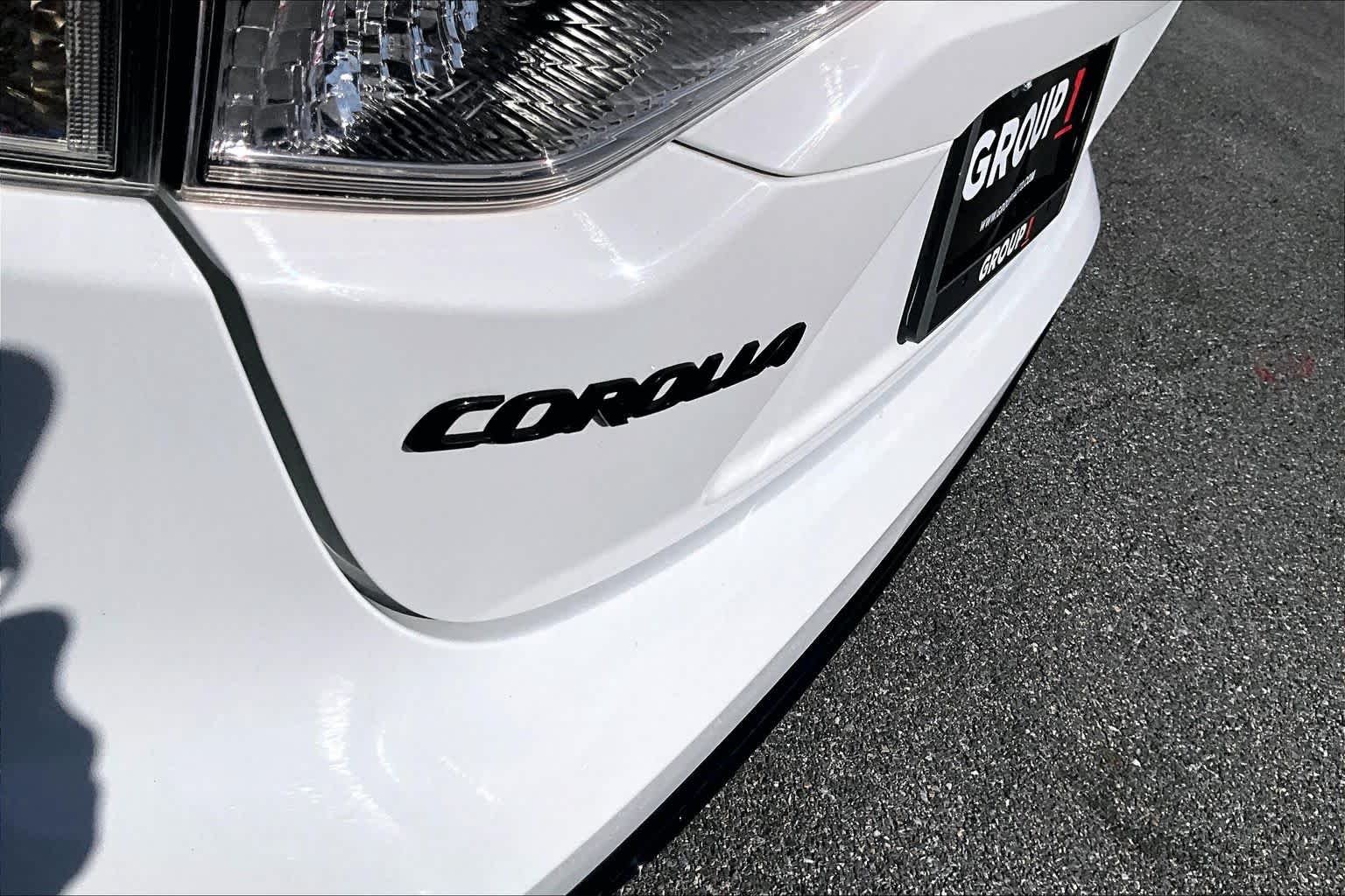 Used 2022 White Toyota SE Nightshade image 30