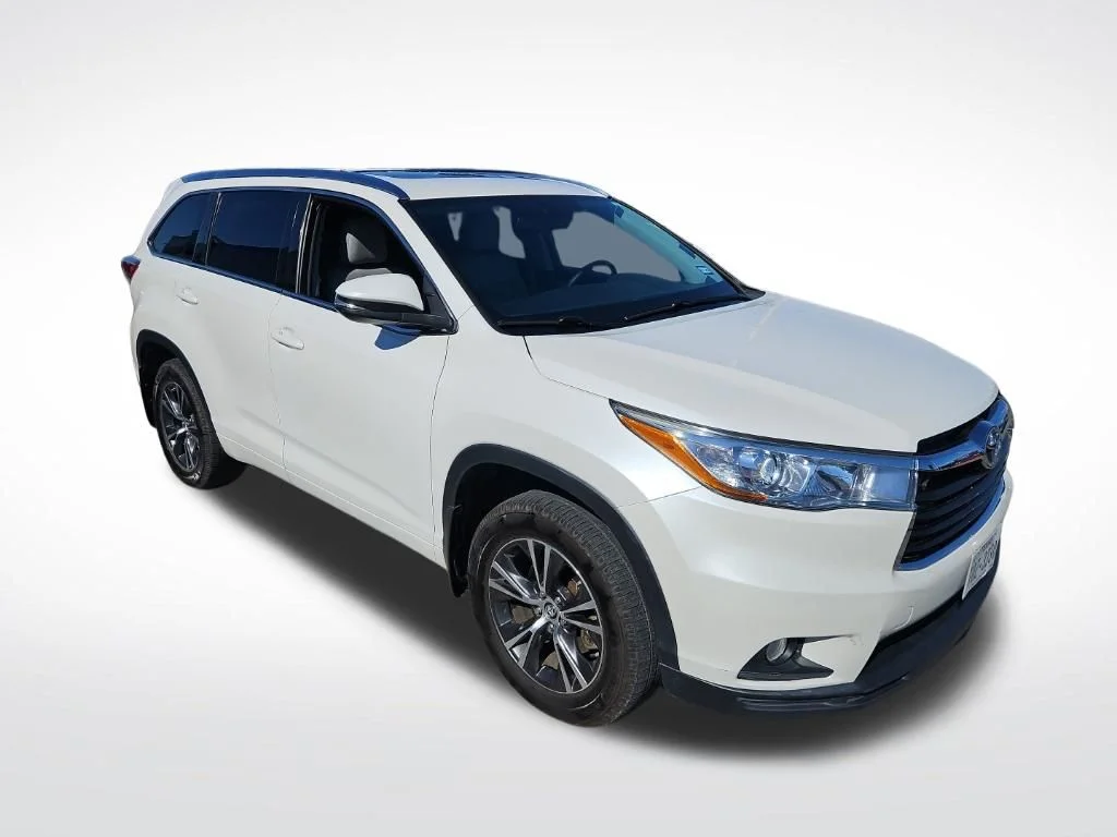 Used 2016 White Toyota XLE V6 image 2